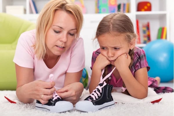Conheça os riscos dos calçados infantis inadequados