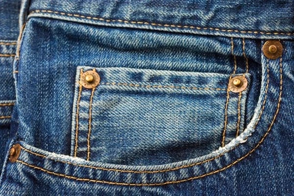 Você-sabe-por-que-as-calças-jeans-têm-rebites-de-metal-nos-bolsos